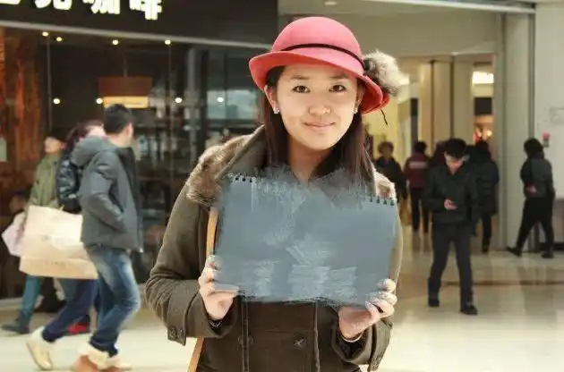 当时齐丹是四川某电视台的主持人,长得十分漂亮清秀,两人一见钟情.