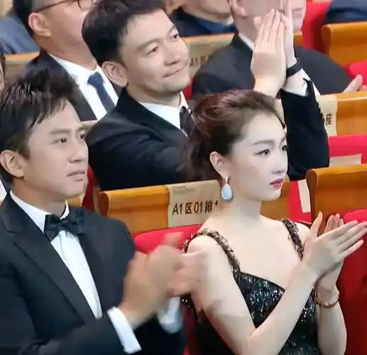 金鸡一刻:周冬雨邓超红眼眶,殷桃闫妮洒泪,李雪健获奖全体起立_梁朝伟