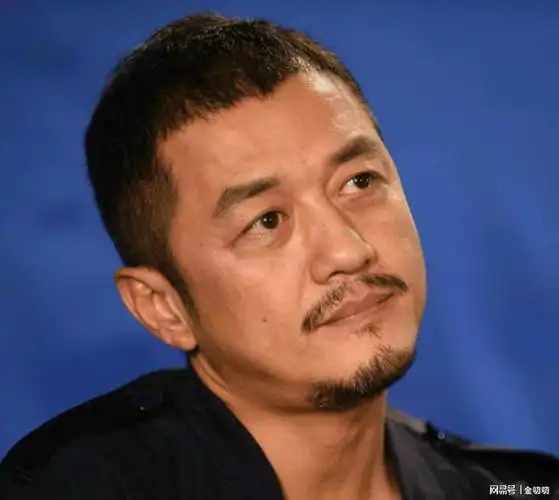 李亚鹏被24年好友曝拖欠工资,提到钱就不回消息,他老婆却在旅游