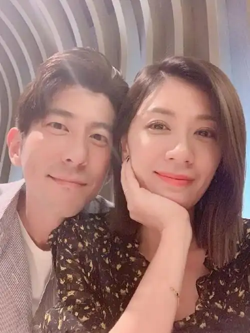 贾静雯发文为老公庆生修杰楷亲自下厨做大餐一家五口幸福同框