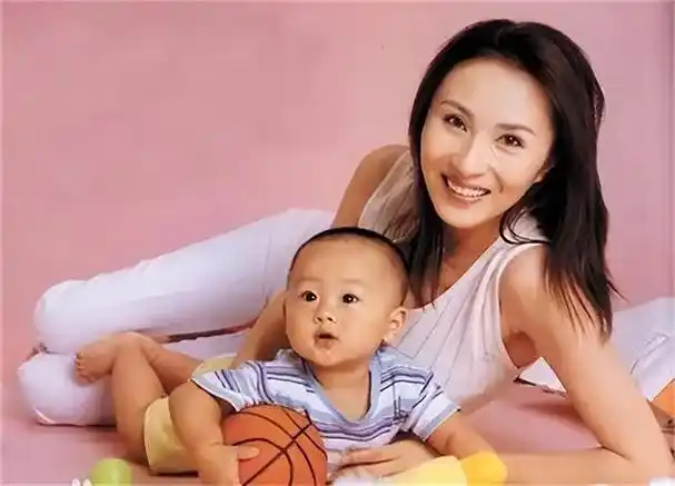 天气预报主持人裴新华近况,她因故回归家庭,现在是一位阔太太_网易