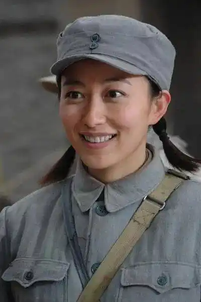 电影制片厂的一名专业演员,饰演的第一个角色就是一名八路军女战士