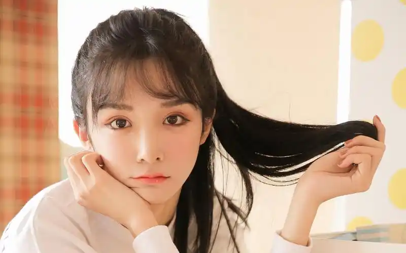 娇柔美女校花女神图片-美女壁纸-高清美女图片-娟娟壁纸