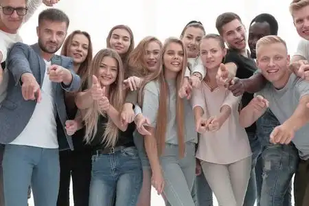 一群志同道合的年轻人指着你照片