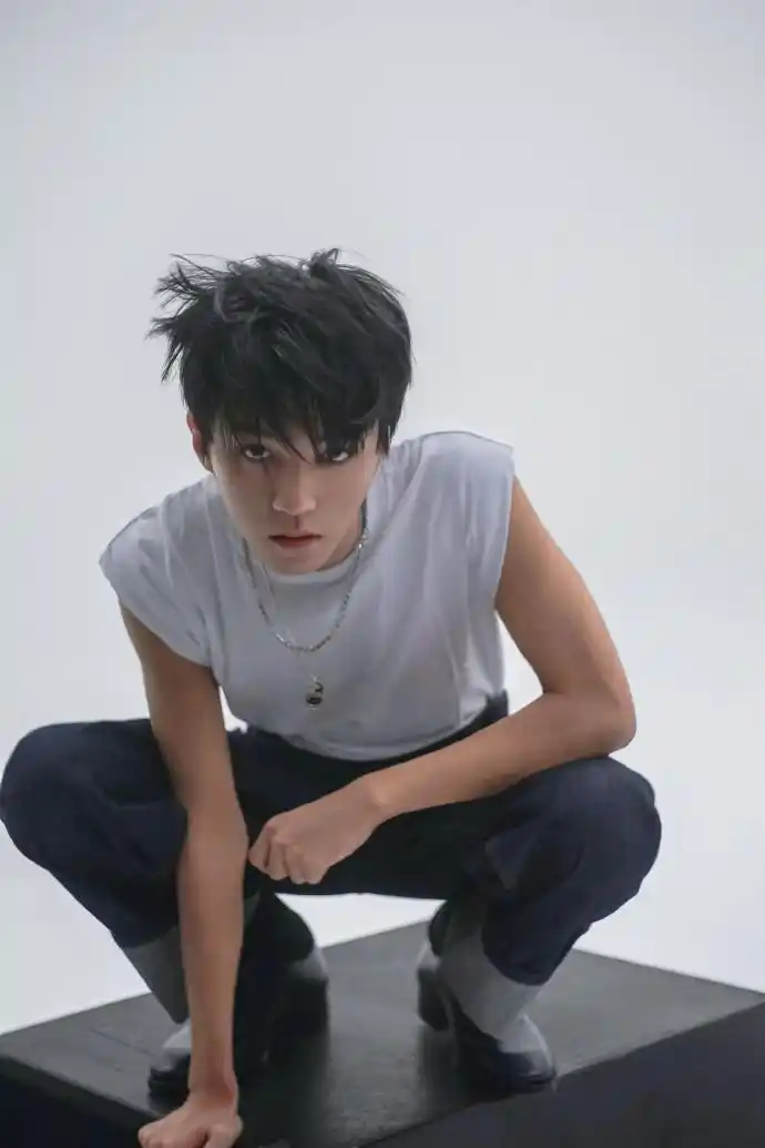 王俊凯身着砍袖t恤大秀性感手臂肌肉