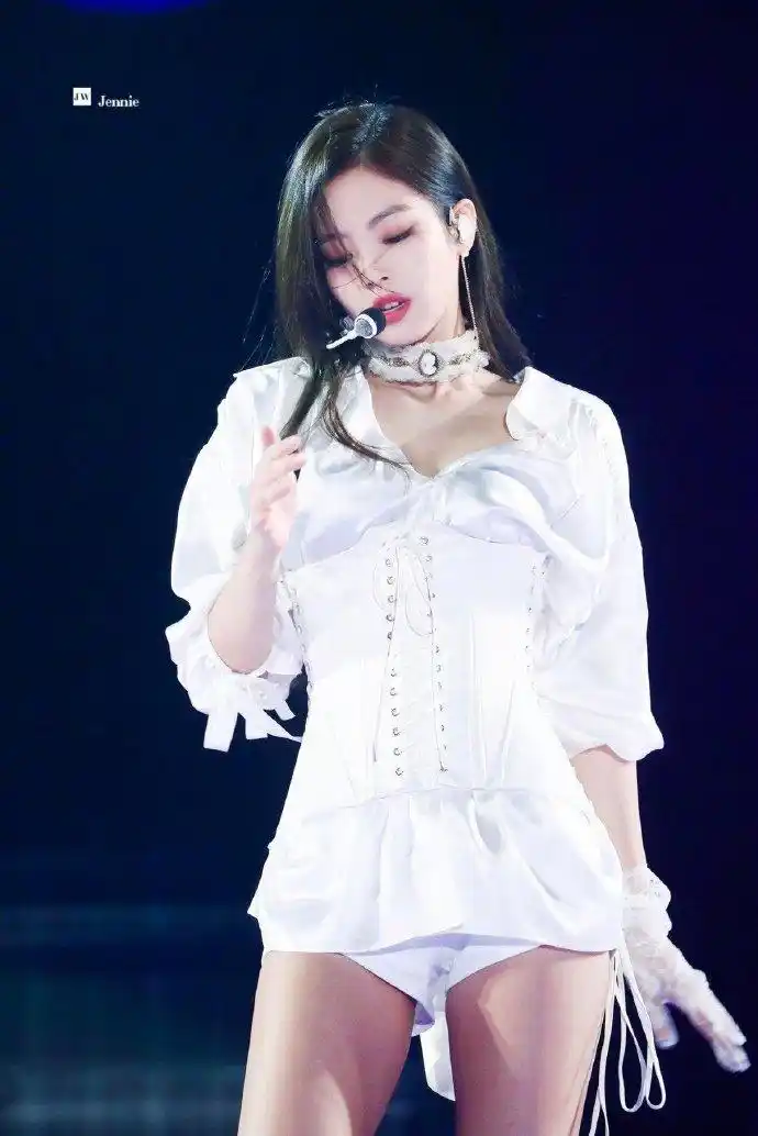 不过,比起说是cody的选衣功力,不如说是jennie超强的消化能力,自身