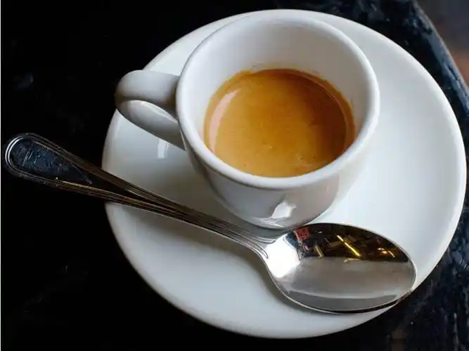 一杯意式浓缩咖啡(espresso)