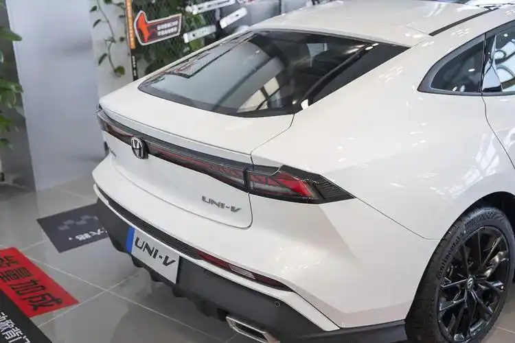 98 万元起!实拍长安 uni-v,国产 a 级轿跑颜值巅峰!