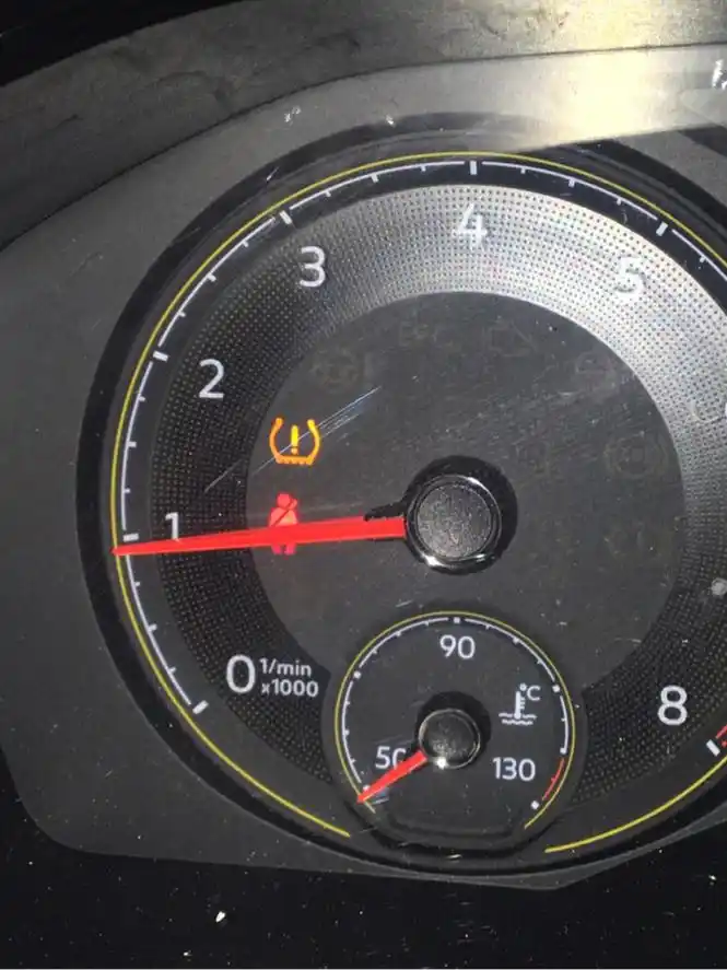 正常行驶胎压灯突然亮了,胎压灯亮黄灯有危险吗视频