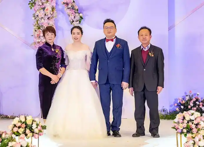 新郎父母与新人合影