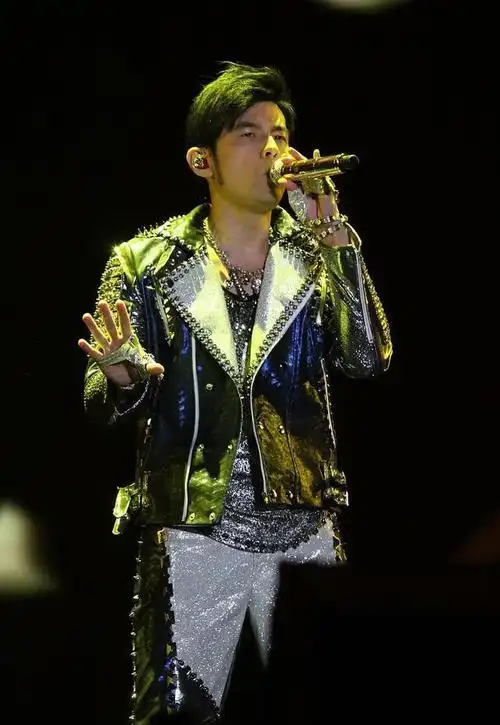 周杰伦演唱会出现抢话筒女生,女生照片被扒出,被网友骂到关评