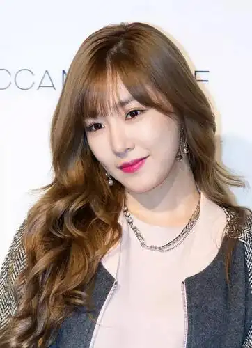 棕色的头发是现在大众染的比较多的一个色系,目前比较流行的是偏绿