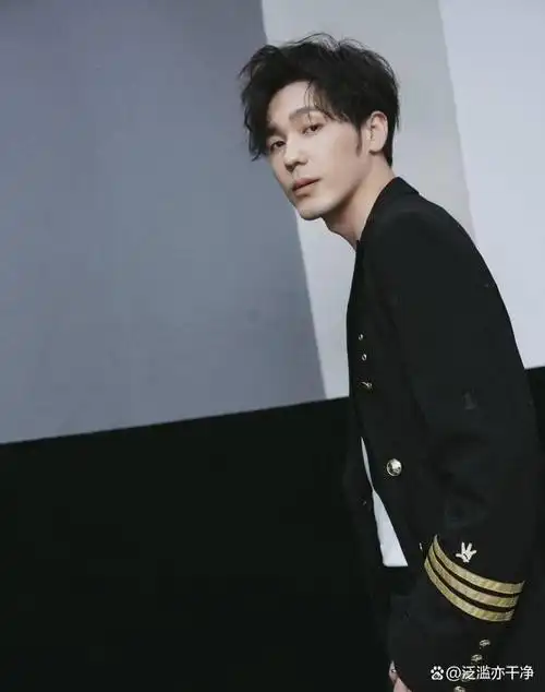 朱一龙和白宇是由于《镇魂》这部电视剧的热播而迅速走红的两位演员.