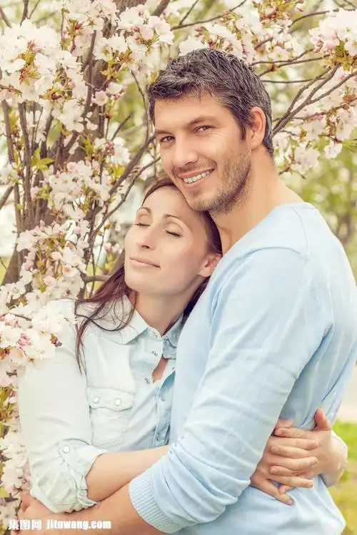 春天拥抱的夫妻图片