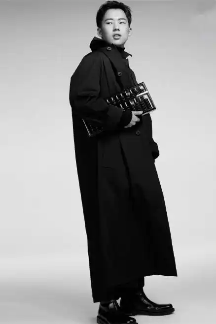 岳云鹏拍大片太出戏,反观师傅中西合璧更帅气,孟鹤堂造型显不羁