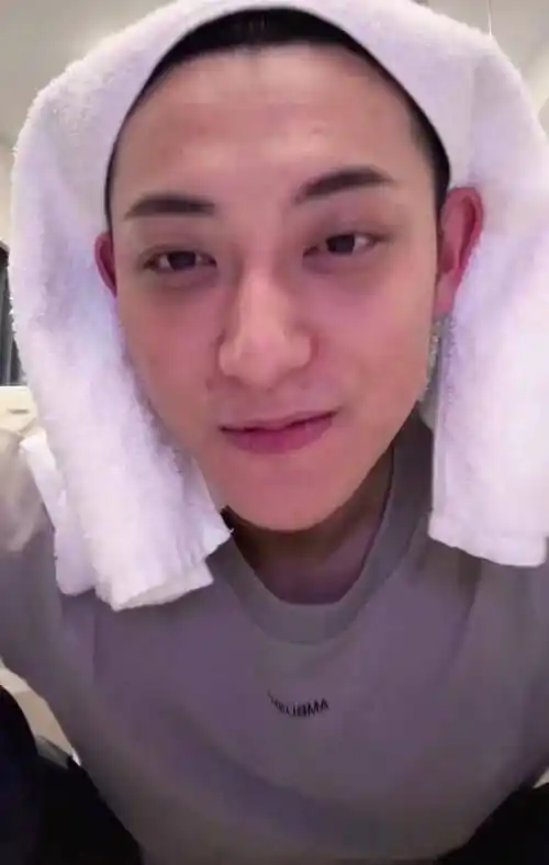 原创黄子韬卸妆后样貌平凡衣品外表平平哪里配得上貌美的徐艺洋