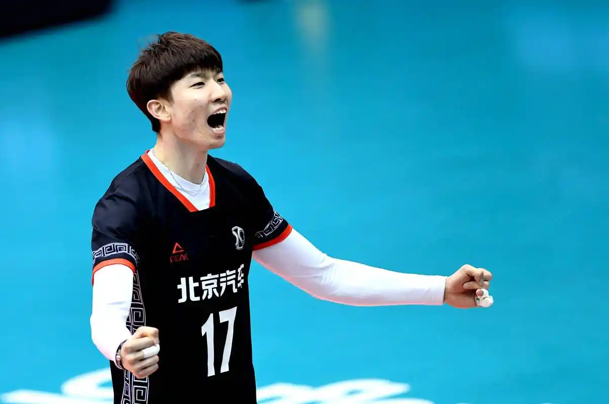 3月25日,北京汽车队球员刘力宾在比赛中庆祝得分.