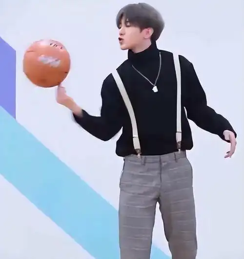 蔡徐坤名场面蔡徐坤,因为一段网络打篮球视频跟一首音乐,成为一个网络