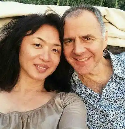 因为金星跟汉斯在没结婚之前收养的小孩,那时候小孩想上学很容易,但是