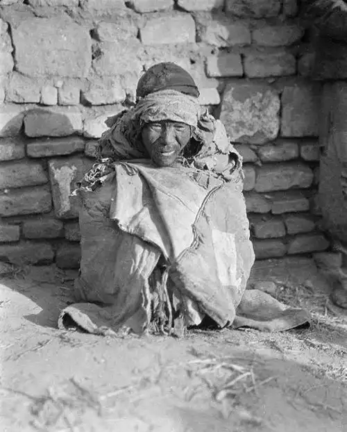 民国上海乞丐全城六大丐帮有人会说外语其中还有女大学生