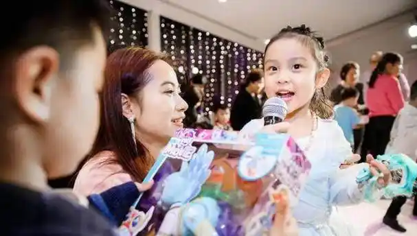 5岁甜馨化身魔法小公主,5岁奥莉嘟嘴吐舌可爱,生日会"寒酸"?