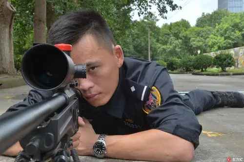 90后特警荣获全球狙击单项冠军 成警界帅气新网红