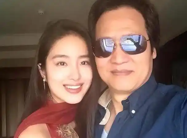 陈金飞,你们知道吗?他可是刘亦菲的干爹,也是杨采钰的老公.