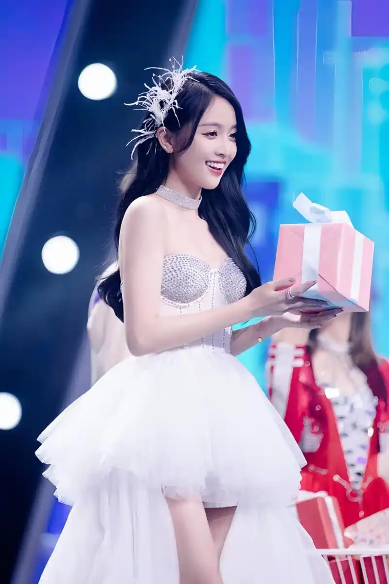 吴宣仪# #吴宣仪白色抹胸鱼尾裙