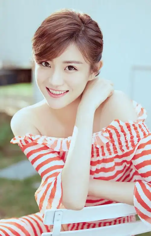 演员牟星恬静大片单手拂面双瞳剪秋