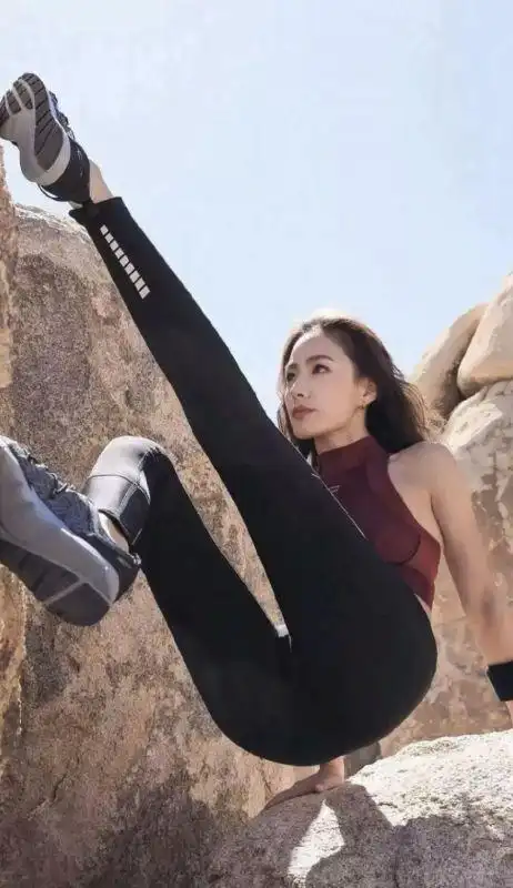 性感美女:紧身运动衣裤登山女孩尽显好身材图片-小虾米