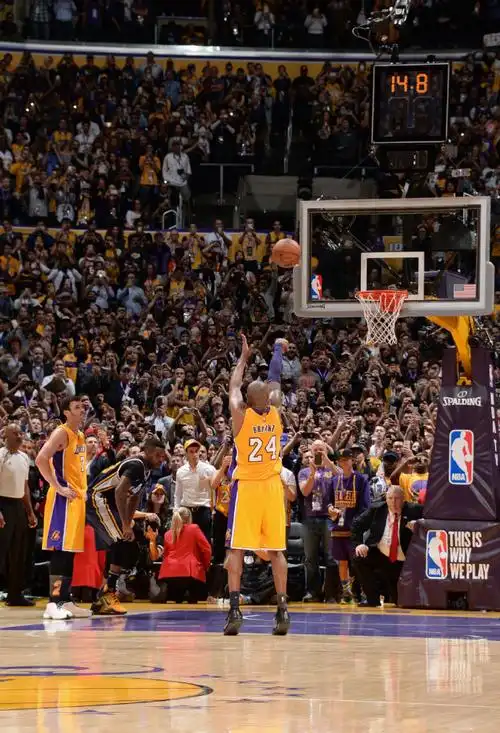 科比职业生涯第一分来自罚球,第81分也来自. 来自篮球高清图库 - 微博