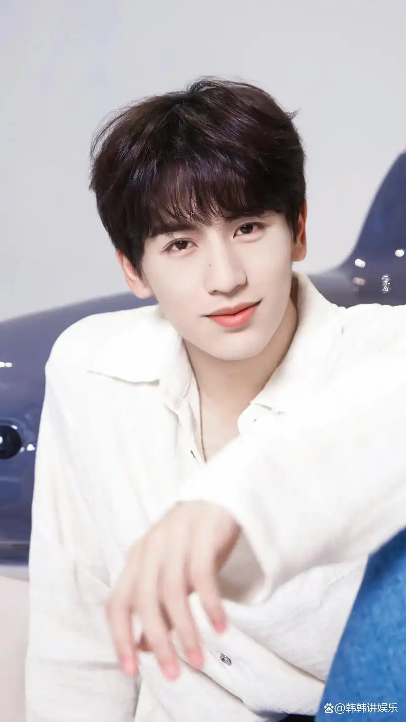 张凌赫白衬衫写真照太帅了吧,阳光少年的感觉一下子就来了