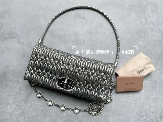 miumiu银色宝石包