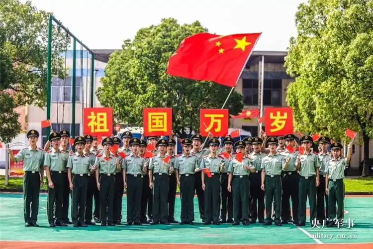 军人与国旗的最美合影哪一组图美到了你