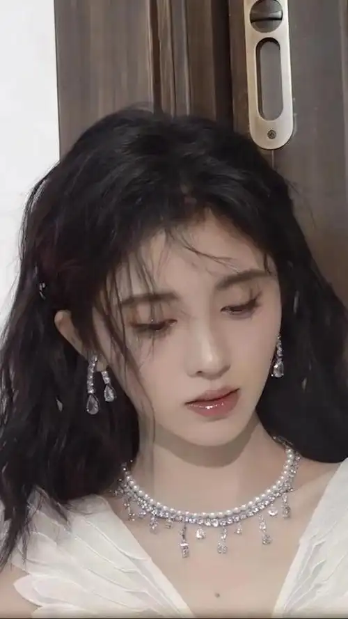 鞠婧祎最新卷发造型曝光