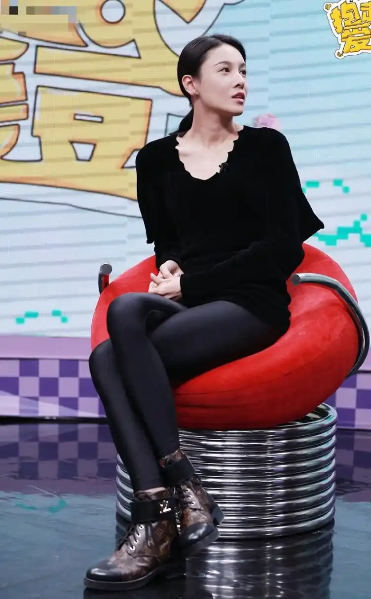 张蓝心大秀魔鬼身材,紧身勾勒完美身材,长腿抢镜.#明星生图大赏