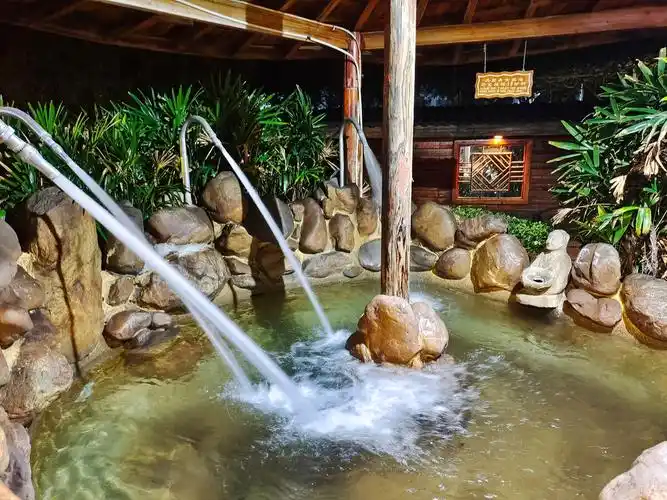 天沐温泉山水一色晚上来此泡温泉去除一天旅行的疲劳再去冲个浪是不是