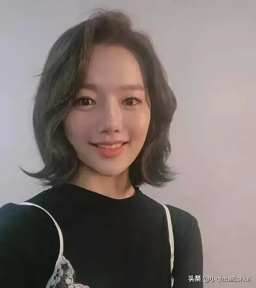 刘海以修饰出脸型,超级显脸小的,头发随意的垂落下来,适合方脸,圆脸