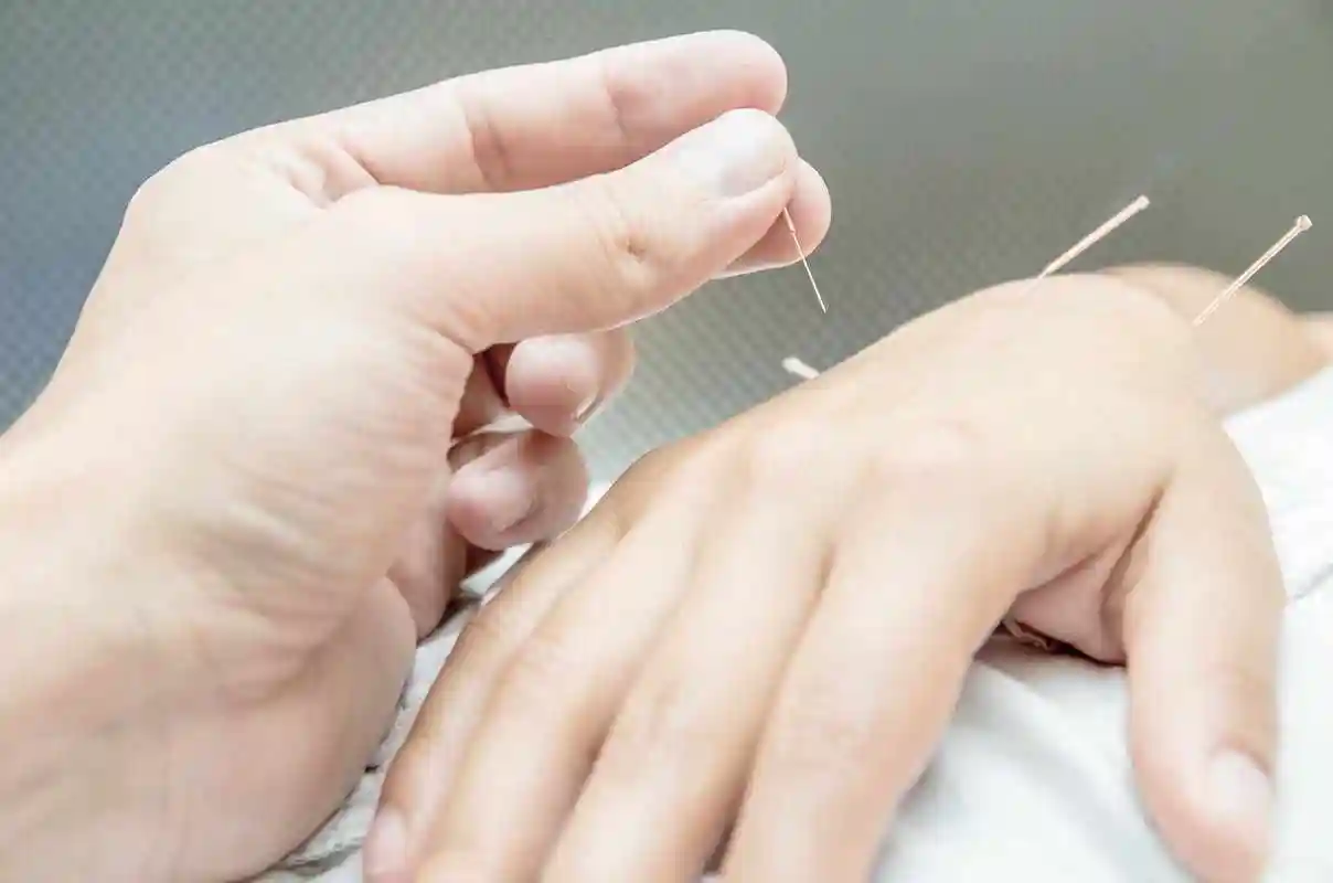 原创动不动手部发麻提醒可别大意经常手麻的人需警惕3种疾病