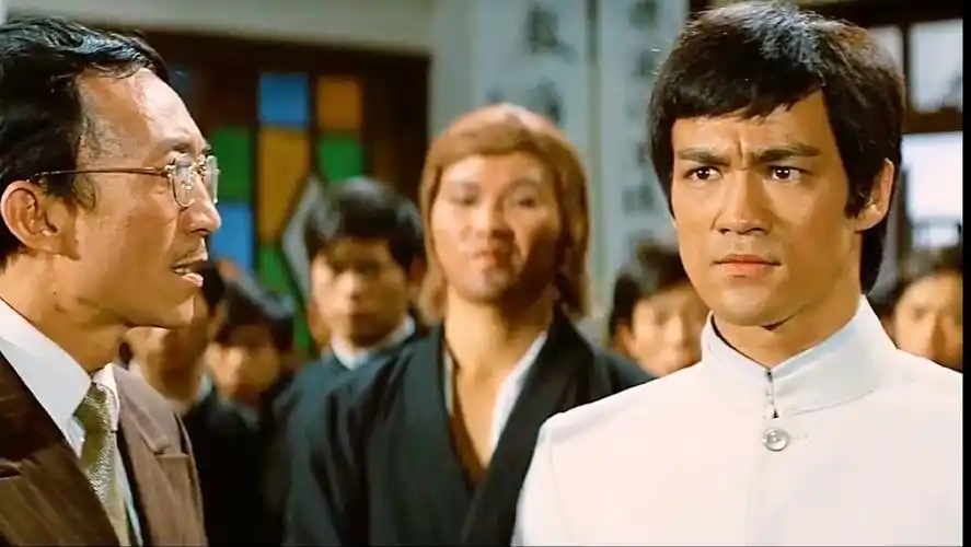 我觉得还是李小龙的精武门经典一点!你们觉得呢?