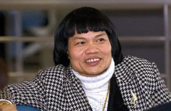 香港"丑星"叶竟生,曾被星爷捧红,走红后变富豪,却被妻子败光