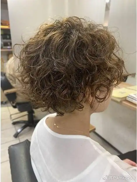 女士短发纹理烫,蓬松时尚显发量,喜欢短发的姐妹别错过