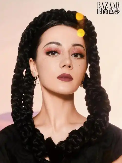 迪丽热巴浓颜妆容上热搜!登上《时尚芭莎》月刊封面,甜美浪漫