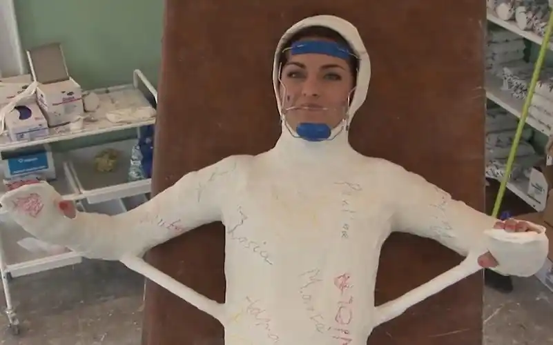 yuri搬运性感骨折妹子体验全身石膏固定疗法