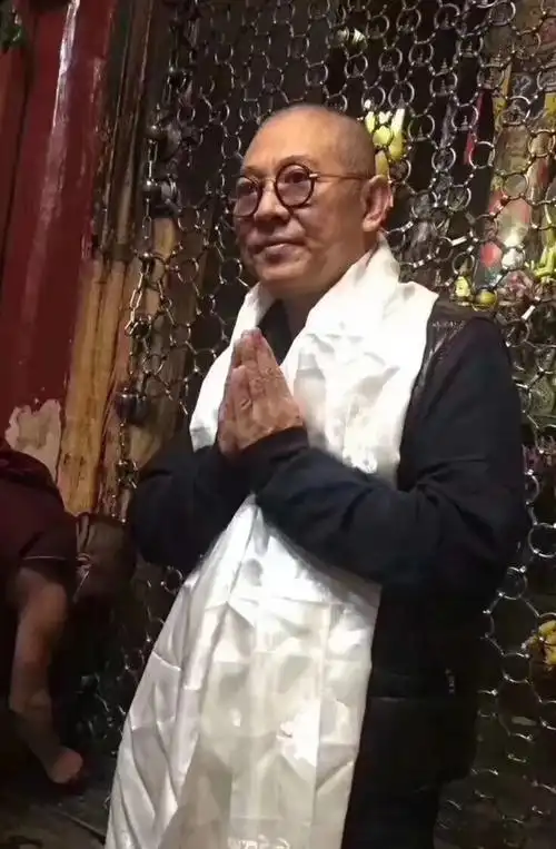 61岁李连杰近照曝光!满脸皱纹衰老至极,昔日巨星已面相大变