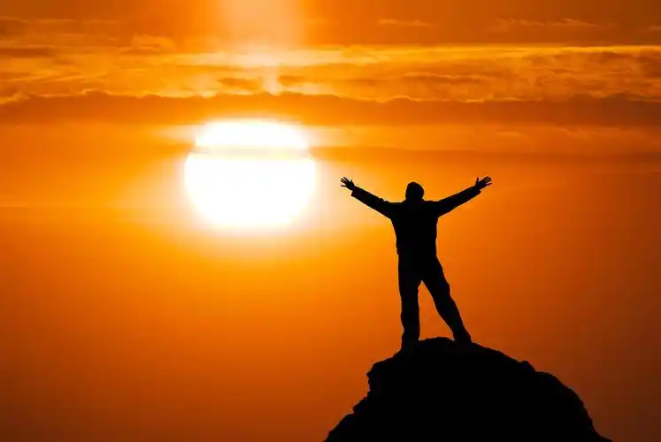 顶张开双臂励志奋斗精神努力一棵树立在水面上放松毛毛虫成长树立爬行