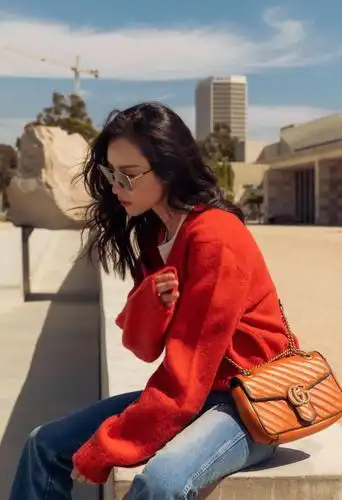 街拍女王倪妮回归!红衣牛仔张扬复古,实力演绎高级明艳秋日女神