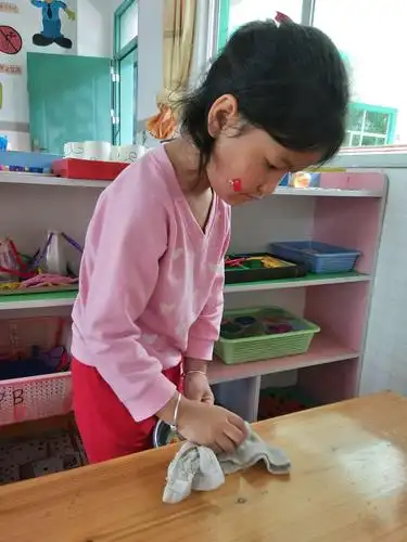 东园幼儿园"劳动最光荣五·一快乐"人人争做小标兵