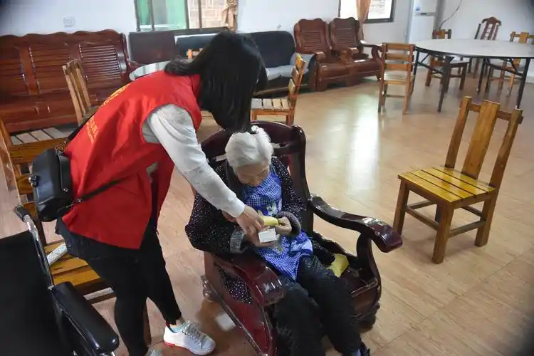 衡阳微公益志愿者走进敬老院 关爱老人温暖自己