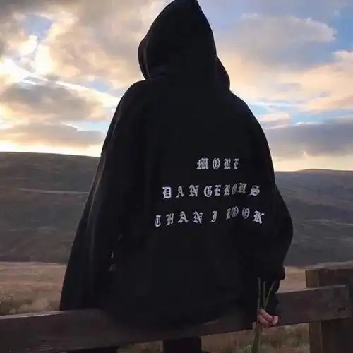 我要男生qq头像,不要明星,带字的,最好是背影的,谢谢喽(qq男生背影